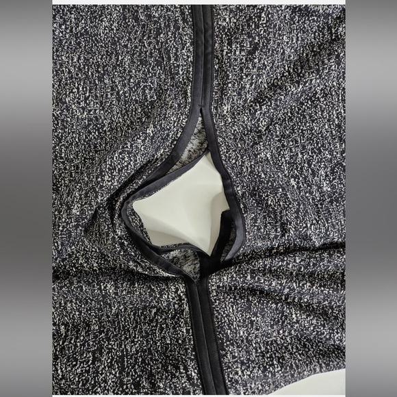 Lululemon Vinyasa Wrap Scarf Jacquard Black Arm Holes Convertible Rulu Fabric - Picture 5 of 7